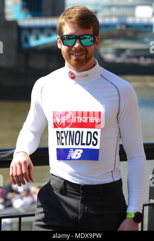 Brian Reynolds (USA) à un marathon de Londres Virgin Money photocall avant course de l'élite des athlètes handicapés, Tower Hotel, Londres, Royaume-Uni. L'ensemble de Reynolds double officiel ci-dessous-la- knee amputee world inscrits à la Chicago Marathon en octobre 2017 lorsqu'il a couru 3:06:31. À l'âge de quatre ans il avait ses deux jambes amputée sous le genou à cause des complications après avoir contracté la méningite. Il a pour objectif d'exécuter le premier sous-3:00 marathon par une double amputation. Le marathon, qui aura lieu le dimanche 22 avril est partie du monde Marathon Majors et aussi le monde Para athlétisme Marathon Coupe du monde. Banque D'Images