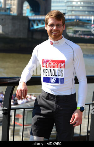 Brian Reynolds (USA) à un marathon de Londres Virgin Money photocall avant course de l'élite des athlètes handicapés, Tower Hotel, Londres, Royaume-Uni. L'ensemble de Reynolds double officiel ci-dessous-la- knee amputee world inscrits à la Chicago Marathon en octobre 2017 lorsqu'il a couru 3:06:31. À l'âge de quatre ans il avait ses deux jambes amputée sous le genou à cause des complications après avoir contracté la méningite. Il a pour objectif d'exécuter le premier sous-3:00 marathon par une double amputation. Le marathon, qui aura lieu le dimanche 22 avril est partie du monde Marathon Majors et aussi le monde Para athlétisme Marathon Coupe du monde. Banque D'Images