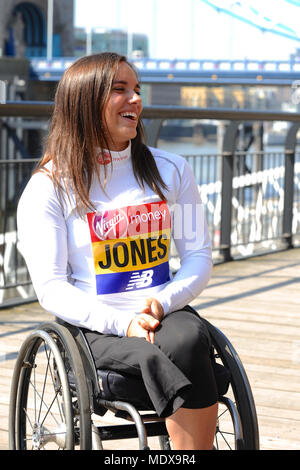 Jade Jones (GBR) à un marathon de Londres Virgin Money photocall avant course de l'élite des athlètes handicapés, Tower Hotel, Londres, Royaume-Uni. Jade Jones a fait ses débuts au marathon Marathon de Londres en 2014 à 18 ans après avoir remporté le Mini Marathon de Londres trois fois de suite de 2011 à 2013, deux fois briser le sous 17s record du parcours des filles. Elle n'a pas réussi à finir le marathon dans les 2015 et 2016 mais a fait une énorme amélioration pour placer cinquième l'année dernière en 1:51:46. Le marathon, qui aura lieu le dimanche 22 avril est partie du monde Marathon Majors et aussi le monde Para athlétisme Marathon World Cu Banque D'Images