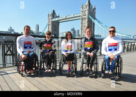 Les athlètes en fauteuil roulant d'élite à une vierge de l'argent d'avant-course marathon de Londres photocall, Tower Hotel, Londres, Royaume-Uni. De gauche à droite : Marcel Hug (SUI), Manuela Schär (SUI), Jade Jones (GBR), Tatyana McFadden (USA), David Weir (GBR). Le marathon, qui aura lieu le dimanche 22 avril est partie du monde Marathon Majors et aussi le monde Para athlétisme Marathon Coupe du monde. L'événement a recueilli plus de 450 millions de livres pour des organismes de bienfaisance depuis le début et détient le record mondial Guinness comme étant le plus grand événement annuel de collecte de fonds dans le monde entier, avec l 2009 participants de recueillir plus de €47,2 millions de dollars pour la charité. Banque D'Images