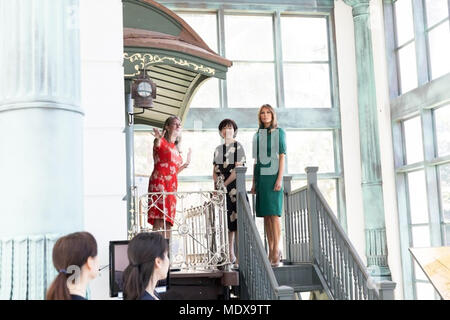 PALM BEACH, FL - SEMAINE DU 16 AVRIL : Première Dame Melania Trump et Mme Akie Abe, épouse de Premier ministre japonais Shinzo Abe, visite du Musée d'Henry Flagler, le mercredi 18 avril 2018, à Palm Beach, FL. Les 120 ans, âge d'or de l'estate, connu sous le nom de Whitehall, a été construit en 1902 par Henry Morrison Flagler. People : Le président Donald Trump Banque D'Images