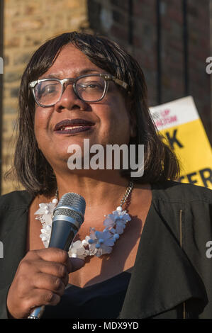 Londres, Royaume-Uni. 20 avril 2018. Shadow Home Secretary Diane Abbott prend la parole lors de la manifestation à Windrush Square, Brixton montrant respect et soutien pour les migrants installés ici depuis longtemps à qui on a dit qu'ils ne peuvent pas rester en Grande-Bretagne parce qu'ils ne peuvent pas prouver qu'ils ont le droit de rester. L'immigration est la seule partie de la système judiciaire britannique dans lequel celles visées par l'enquête sont tenus de prouver leurs histoires sont vraies plutôt que les autorités ayant à leur prouver faux. Certains ont déjà été forcés de quitter le pays, d'autres vu refuser l'autorisation de retour après d'aller à l'étranger pour visiter les familles et ven Banque D'Images