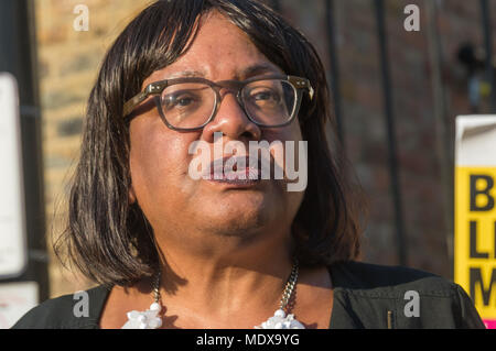 Londres, Royaume-Uni. 20 avril 2018. Shadow Home Secretary Diane Abbott prend la parole lors de la manifestation à Windrush Square, Brixton montrant respect et soutien pour les migrants installés ici depuis longtemps à qui on a dit qu'ils ne peuvent pas rester en Grande-Bretagne parce qu'ils ne peuvent pas prouver qu'ils ont le droit de rester. L'immigration est la seule partie de la système judiciaire britannique dans lequel celles visées par l'enquête sont tenus de prouver leurs histoires sont vraies plutôt que les autorités ayant à leur prouver faux. Certains ont déjà été forcés de quitter le pays, d'autres vu refuser l'autorisation de retour après d'aller à l'étranger pour visiter les familles et ven Banque D'Images