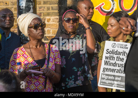 Londres, Royaume-Uni. 20 avril 2018. Des centaines sont venus à Windrush Square à Brixton pour montrer leur respect et soutien pour les migrants installés ici depuis longtemps à qui on a dit qu'ils ne peuvent pas rester en Grande-Bretagne parce qu'ils ne peuvent pas prouver qu'ils ont le droit de rester. L'immigration est la seule partie de la système judiciaire britannique dans lequel celles visées par l'enquête sont tenus de prouver leurs histoires sont vraies plutôt que les autorités ayant à leur prouver faux. Certains ont déjà été forcés de quitter le pays, d'autres vu refuser l'autorisation de retour après d'aller à l'étranger pour visiter famille et amis, enfermés dans de l'immigration Banque D'Images