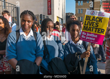 Londres, Royaume-Uni. 20 avril 2018. Des centaines sont venus à Windrush Square à Brixton pour montrer leur respect et soutien pour les migrants installés ici depuis longtemps à qui on a dit qu'ils ne peuvent pas rester en Grande-Bretagne parce qu'ils ne peuvent pas prouver qu'ils ont le droit de rester. L'immigration est la seule partie de la système judiciaire britannique dans lequel celles visées par l'enquête sont tenus de prouver leurs histoires sont vraies plutôt que les autorités ayant à leur prouver faux. Certains ont déjà été forcés de quitter le pays, d'autres vu refuser l'autorisation de retour après d'aller à l'étranger pour visiter famille et amis, enfermés dans de l'immigration Banque D'Images