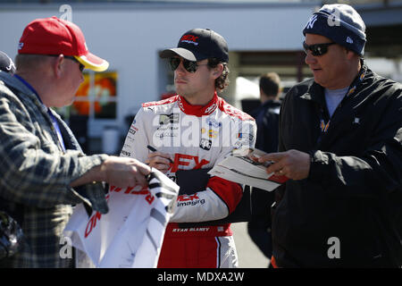 Richmond, Virginia, USA. Apr 20, 2018. 20 avril 2018 - Richmond, Virginie, USA : Ryan Blaney (12) se prépare à la pratique pour les propriétaires de Toyota à 400 Richmond Raceway à Richmond, en Virginie. Crédit : Stephen A. Arce/ASP/ZUMA/Alamy Fil Live News Banque D'Images