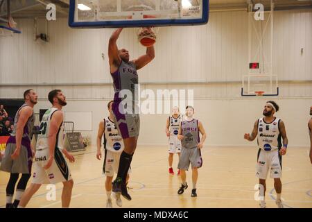 Leeds, Angleterre, 20 avril 2018. Mo Williams marquant 2 points de Leeds la force contre Plymouth Raiders dans la British Basketball League. Regarder sont Gazmend Sinani, Zak Wells, Eddie Matthieu, Joonas Jarvelainen, Isaac Mourier et Eric Eaves. Crédit : Colin Edwards/Alamy Live News. Banque D'Images