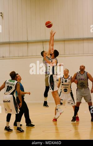 Leeds, Angleterre, 20 avril 2018. Gazmend Sinani de Leeds et de la Force de puits Zak Plymouth Raiders, en blanc, le saut à l'extrémité dans la British Basketball League au Carnegie Centre sportif. Les autres joueurs pour Plymouth sont Denzel Ubiaro Jarvelainen et Joonas de Leeds et Mo Williams. Crédit : Colin Edwards/Alamy Live News. Banque D'Images