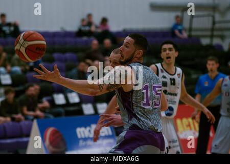 Leeds, Angleterre, 20 avril 2018. Gazmend Sinani de Leeds vigueur attraper un col contre Plymouth Raiders dans la British Basketball League. Crédit : Colin Edwards/Alamy Live News. Banque D'Images