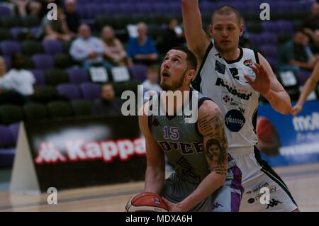 Leeds, Angleterre, 20 avril 2018. Gazmend Sinani un tir de Leeds vigueur dans la British Basketball League. Joonas Jarvelainen de Plymouth Raiders essaie de le distraire. Crédit : Colin Edwards/Alamy Live News. Banque D'Images