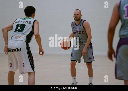 Leeds, Angleterre, 20 avril 2018. Vytautas, Kamarowas avec la balle, jouant pour Leeds vigueur dans la British Basketball League. Louis Sayers est le joueur de Plymouth le regarder. Crédit : Colin Edwards/Alamy Live News. Banque D'Images