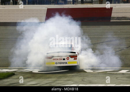 Richmond, Virginia, USA. Apr 20, 2018. 20 avril 2018 - Richmond, Virginie, USA : Christopher Bell (20) gagne le ToyotaCare 250 au Richmond Raceway à Richmond, en Virginie. Crédit : Chris Owens Asp Inc/ASP/ZUMA/Alamy Fil Live News Banque D'Images