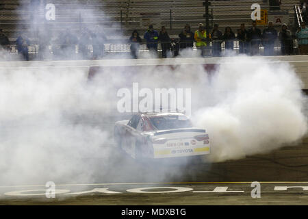 Richmond, Virginia, USA. Apr 20, 2018. 20 avril 2018 - Richmond, Virginie, USA : Christopher Bell (20) gagne le ToyotaCare 250 au Richmond Raceway à Richmond, en Virginie. Crédit : Chris Owens Asp Inc/ASP/ZUMA/Alamy Fil Live News Banque D'Images