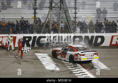 Richmond, Virginia, USA. Apr 20, 2018. 20 avril 2018 - Richmond, Virginie, USA : Christopher Bell (20) gagne le ToyotaCare 250 au Richmond Raceway à Richmond, en Virginie. Crédit : Chris Owens Asp Inc/ASP/ZUMA/Alamy Fil Live News Banque D'Images