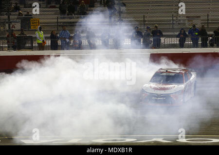 Richmond, Virginia, USA. Apr 20, 2018. 20 avril 2018 - Richmond, Virginie, USA : Christopher Bell (20) gagne le ToyotaCare 250 au Richmond Raceway à Richmond, en Virginie. Crédit : Chris Owens Asp Inc/ASP/ZUMA/Alamy Fil Live News Banque D'Images