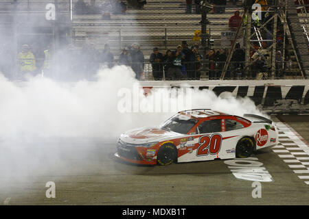 Richmond, Virginia, USA. Apr 20, 2018. 20 avril 2018 - Richmond, Virginie, USA : Christopher Bell (20) gagne le ToyotaCare 250 au Richmond Raceway à Richmond, en Virginie. Crédit : Chris Owens Asp Inc/ASP/ZUMA/Alamy Fil Live News Banque D'Images