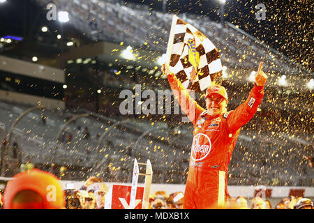 Richmond, Virginia, USA. Apr 20, 2018. 20 avril 2018 - Richmond, Virginie, USA : Christopher Bell (20) gagne le ToyotaCare 250 au Richmond Raceway à Richmond, en Virginie. Crédit : Chris Owens Asp Inc/ASP/ZUMA/Alamy Fil Live News Banque D'Images