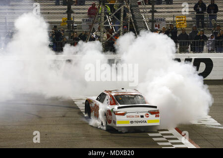 Richmond, Virginia, USA. Apr 20, 2018. 20 avril 2018 - Richmond, Virginie, USA : Christopher Bell (20) gagne le ToyotaCare 250 au Richmond Raceway à Richmond, en Virginie. Crédit : Chris Owens Asp Inc/ASP/ZUMA/Alamy Fil Live News Banque D'Images