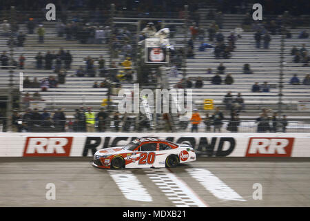 Richmond, Virginia, USA. Apr 20, 2018. 20 avril 2018 - Richmond, Virginie, USA : Christopher Bell (20) gagne le ToyotaCare 250 au Richmond Raceway à Richmond, en Virginie. Crédit : Chris Owens Asp Inc/ASP/ZUMA/Alamy Fil Live News Banque D'Images