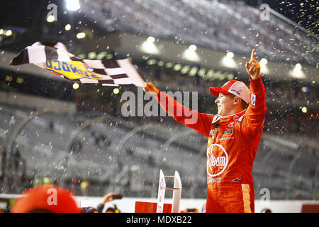 Richmond, Virginia, USA. Apr 20, 2018. 20 avril 2018 - Richmond, Virginie, USA : Christopher Bell (20) gagne le ToyotaCare 250 au Richmond Raceway à Richmond, en Virginie. Crédit : Chris Owens Asp Inc/ASP/ZUMA/Alamy Fil Live News Banque D'Images