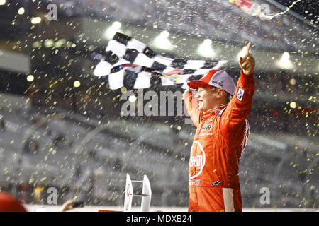 Richmond, Virginia, USA. Apr 20, 2018. 20 avril 2018 - Richmond, Virginie, USA : Christopher Bell (20) gagne le ToyotaCare 250 au Richmond Raceway à Richmond, en Virginie. Crédit : Chris Owens Asp Inc/ASP/ZUMA/Alamy Fil Live News Banque D'Images