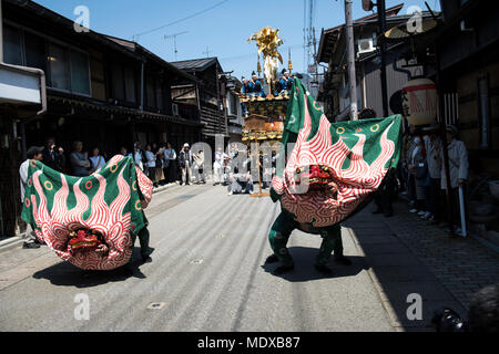 HIDA, JAPON - 20 avril : danseurs Lion effectue pendant le Festival dans la ville de Hida Furukawa, préfecture de Gifu, Japon le 20 avril 2018. Le Festival Furukawa est inscrit en tant que patrimoine culturel immatériel de l'UNESCO du Japon et célébrée tous les 19 et 20 avril à prier pour la sécurité et bienvenue l'arrivée du printemps. (Photo : Richard Atrero de Guzman/Aflo) Credit : AFLO Co.,Ltd/Alamy Live News Banque D'Images