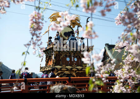 HIDA, JAPON - 20 avril : Festival les participants ont défilé pendant le Festival dans la ville de Hida Furukawa, préfecture de Gifu, Japon le 20 avril 2018. Le Festival Furukawa est inscrit en tant que patrimoine culturel immatériel de l'UNESCO du Japon et célébrée tous les 19 et 20 avril à prier pour la sécurité et bienvenue l'arrivée du printemps. (Photo : Richard Atrero de Guzman/Aflo) Credit : AFLO Co.,Ltd/Alamy Live News Banque D'Images