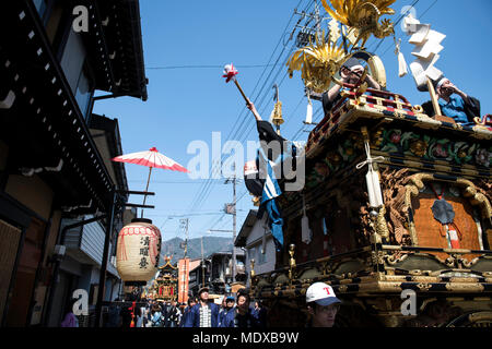 HIDA, JAPON - 20 avril : Festival les participants ont défilé pendant le Festival dans la ville de Hida Furukawa, préfecture de Gifu, Japon le 20 avril 2018. Le Festival Furukawa est inscrit en tant que patrimoine culturel immatériel de l'UNESCO du Japon et célébrée tous les 19 et 20 avril à prier pour la sécurité et bienvenue l'arrivée du printemps. (Photo : Richard Atrero de Guzman/Aflo) Credit : AFLO Co.,Ltd/Alamy Live News Banque D'Images