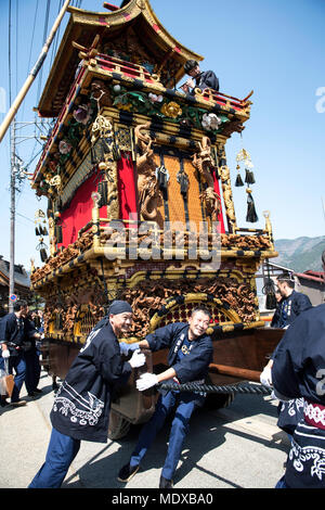 HIDA, JAPON - 20 avril : Festival les participants ont défilé pendant le Festival dans la ville de Hida Furukawa, préfecture de Gifu, Japon le 20 avril 2018. Le Festival Furukawa est inscrit en tant que patrimoine culturel immatériel de l'UNESCO du Japon et célébrée tous les 19 et 20 avril à prier pour la sécurité et bienvenue l'arrivée du printemps. (Photo : Richard Atrero de Guzman/Aflo) Credit : AFLO Co.,Ltd/Alamy Live News Banque D'Images