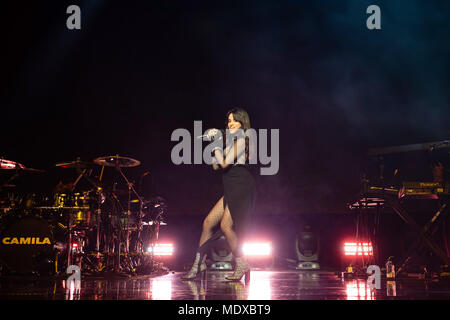 Oakland, Californie, USA. 13 avr, 2018. CAMILA CABELLO effectue au Fox Theatre à Oakland, Californie le 13 avril 2018 Credit : Greg Chow/ZUMA/Alamy Fil Live News Banque D'Images