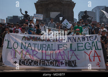 La ville de Mexico, Mexique. 20 avril, 2018. Plus d'une centaine de personnes se sont réunies à Mexico's Monument de l'indépendance aux rally en faveur de la légalisation de la marijuana dans la ville de Mexico. La bannière principale indique 'Cannabic Assemblée générale. Natural est légal. La marijuana." Photo : Miguel A./Aguilar-Mancera Alamy Live News Banque D'Images