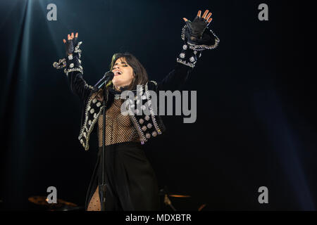 Oakland, Californie, USA. 13 avr, 2018. CAMILA CABELLO effectue au Fox Theatre à Oakland, Californie le 13 avril 2018 Credit : Greg Chow/ZUMA/Alamy Fil Live News Banque D'Images