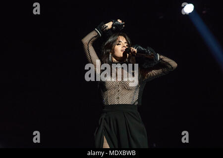 Oakland, Californie, USA. 13 avr, 2018. CAMILA CABELLO effectue au Fox Theatre à Oakland, Californie le 13 avril 2018 Credit : Greg Chow/ZUMA/Alamy Fil Live News Banque D'Images