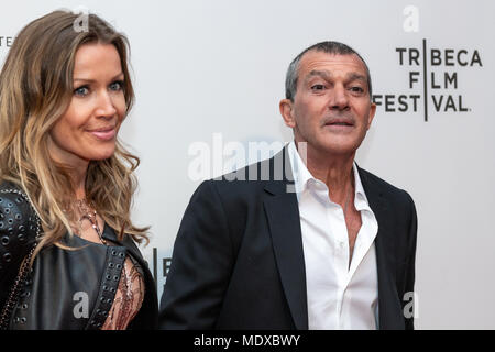 New York, États-Unis, 20 avril 2018. L'acteur espagnol Antonio Banderas arrive avec sa petite amie, Nicole Kimpel d'assister à la première de 'génie National Geographic : Picasso au Tribeca Film Festival à New York. Photo par Enrique Shore​/ Alamy Live News Crédit : Enrique Shore/Alamy Live News Banque D'Images