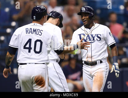 Saint Petersburg, Florida, USA. Apr 20, 2018. MONICA HERNDON | fois.Rays de Tampa Bay catcher Wilson Ramos (40) Adeiny Hechavarria shortstop (11) a marqué sur un lit par Denard Span le voltigeur (2) lors de la cinquième manche du match contre les Twins du Minnesota au Tropicana Field le 20 avril 2018 à Saint-Pétersbourg, en Floride : Crédit Monica Herndon/Tampa Bay Times/ZUMA/Alamy Fil Live News Banque D'Images