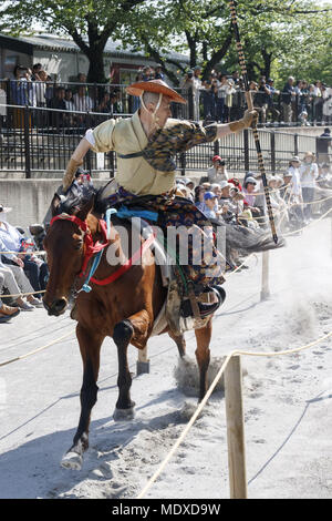 Tokyo, Japon. Apr 21, 2018. Un archer à cheval portant des costumes traditionnels japonais participe à un centre tir à l ''Le Yabusame'' événement au parc Sumida à Asakusa, Tokyo, Japon. L'événement annuel est organisé à parc Sumida par l'archers visant flèches à une cible d'un cheval au galop. Credit : Rodrigo Reyes Marin/via Zuma Zuma/fil Wire/Alamy Live News Banque D'Images