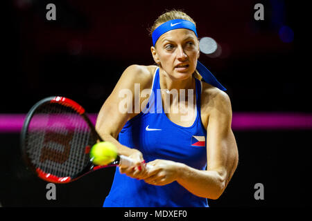 Stuttgart, Allemagne. 21 avril, 2018. Tennis, women's : la demi-finale de Coupe de la Fédération de l'Allemagne contre la République tchèque : Petra Kvitova de la République tchèque frappe un revers. Photo : Thomas Niedermüller/dpa dpa : Crédit photo alliance/Alamy Live News Crédit : afp photo alliance/Alamy Live News Banque D'Images