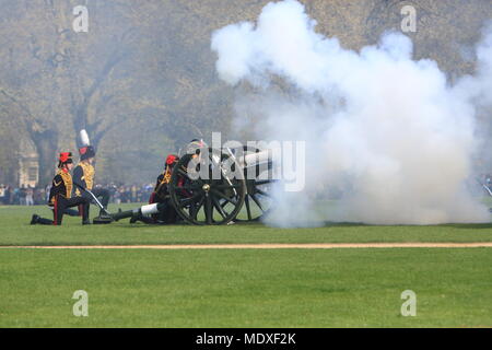 Londres, Royaume-Uni. 21 avril, 2018. Une salve de 41 à Hyde Park, Londres, a eu lieu aujourd'hui le 21 avril, pour marquer le 92e anniversaire de Sa Majesté la Reine Elizabeth 11. Credit : Monica Wells/Alamy Live News Banque D'Images