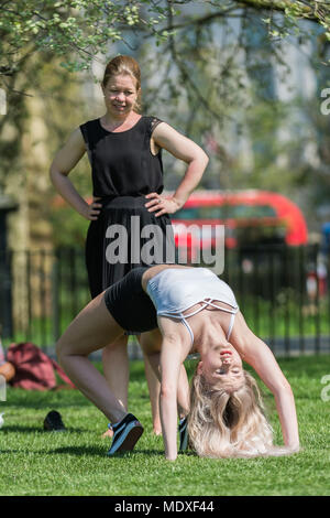 Londres, Royaume-Uni. Avril 21, 2018. Météo France : les Londoniens profitez du chaud week-end météo à Hyde Park que les températures devrait frapper 25C dans la ville. Crédit : Guy Josse/Alamy Live News Banque D'Images