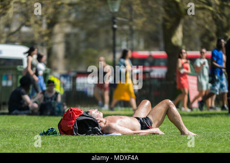 Londres, Royaume-Uni. Avril 21, 2018. Météo France : les Londoniens profitez du chaud week-end météo à Hyde Park que les températures devrait frapper 25C dans la ville. Crédit : Guy Josse/Alamy Live News Banque D'Images