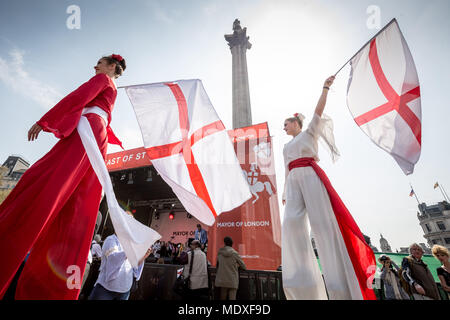 Londres, Royaume-Uni. 21 avril, 2018. La Fête de la St George célébrations dans Trafalgar Square. Crédit : Guy Josse/Alamy Live News Banque D'Images