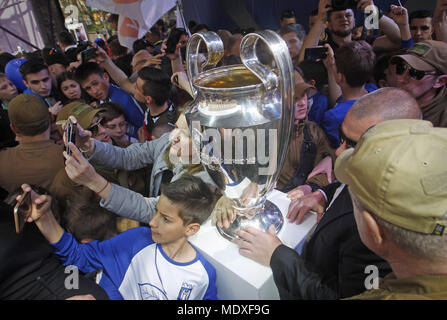 Kiev, Ukraine. Apr 21, 2018. Les ukrainiens de prendre des photos de l'UEFA Champions League Trophy au cours d'une cérémonie de transfert au centre-ville de Kiev, Ukraine, le 21 avril 2018. Kiev sera l'hôte de la finale de la Ligue des Champions de matchs sur les 24 et 26 mai 2018. Crédit : Serg Glovny/ZUMA/Alamy Fil Live News Banque D'Images