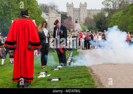 Windsor, Royaume-Uni. 21 avril, 2018. John Matthews, arrondissement bombardier, supervise un membre invité du public en tirant un petit cannon dans le cadre d'une salve de 21 coups sur la Longue Marche en face du château de Windsor pour le 92e anniversaire de la Reine. L'anniversaire officiel de la Reine est célébré le 11 juin. Credit : Mark Kerrison/Alamy Live News Banque D'Images