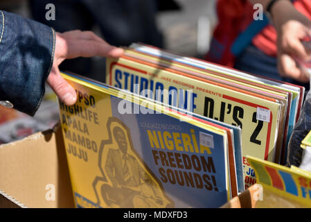 Londres, Royaume-Uni. 21 avril 2018. Un décrochage de la musique analogique à Soho sur la 11e journée des disquaires. Plus de 200 magasins de disques indépendants à travers le Royaume-Uni se réunissent chaque année pour célébrer la culture unique de la musique analogique avec vinyle spécial presse fait exclusivement pour la journée. Crédit : Stephen Chung / Alamy Live News Banque D'Images