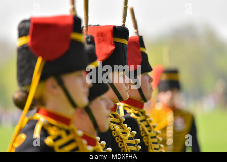 Hyde Park, London, UK. 21 avril 2018. La Troupe du Roi Royal Horse Artillery fire une salve de 41 pour marquer le 92e anniversaire de la Reine. Crédit : Matthieu Chattle/Alamy Live News Banque D'Images