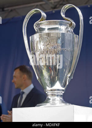 Kiev, Ukraine. Apr 21, 2018. L'UEFA Champions League Trophy est vu lors d'une cérémonie de transfert au centre-ville de Kiev, Ukraine, le 21 avril 2018. Kiev sera l'hôte de la finale de la Ligue des Champions de matchs sur les 24 et 26 mai 2018. Crédit : Serg Glovny/ZUMA/Alamy Fil Live News Banque D'Images