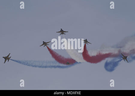 Séoul, Corée du Sud. Apr 21, 2018. 21 avril, 2018-Séoul, en Korea-South Korean Air équipe acrobatique Black Eagle effectue sur le Asselbly National sky au cours d'une tentative de record Guinness World Taekwondo event à Séoul, Corée du Sud. Credit : Ryu Seung-Il/ZUMA/Alamy Fil Live News Banque D'Images