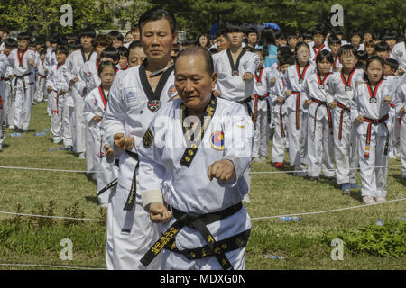 Séoul, Corée du Sud. Apr 21, 2018. 21 avril 2018 à Séoul, en Korea-About-huit mille taekwondo mania action sur le champ vert au cours d'une tentative de record Guiness World Taekwondo à l'événement de l'Assemblée nationale de Séoul, Corée du Sud. Credit : Ryu Seung-Il/ZUMA/Alamy Fil Live News Banque D'Images