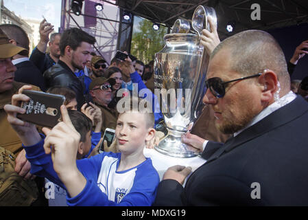 Kiev, Ukraine. Apr 21, 2018. Les ukrainiens de prendre des photos de l'UEFA Champions League Trophy au cours d'une cérémonie de transfert au centre-ville de Kiev, Ukraine, le 21 avril 2018. Kiev sera l'hôte de la finale de la Ligue des Champions de matchs sur les 24 et 26 mai 2018. Crédit : Serg Glovny/ZUMA/Alamy Fil Live News Banque D'Images