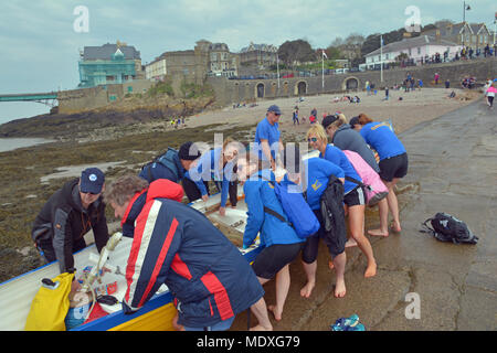 North Somerset, Royaume-Uni. 21 avril, 2018. Une équipe de rameurs du bateau appelé Finzel ramé depuis Bristol Marina à Clevedon front de mer. Ils se mettent en route à 10h30 et est arrivé à environ 13,20 avoir couvert 15 milles avec beaucoup d'excitation sur la façon dont faire le détour Portishead avec de grands bateaux d'expédition dans le canal. Robert Timoney/Alamy/Live/News Crédit : Robert Timoney/Alamy Live News Banque D'Images